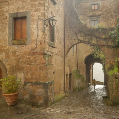 Civita di Bagnoregio w deszczu, Toskania