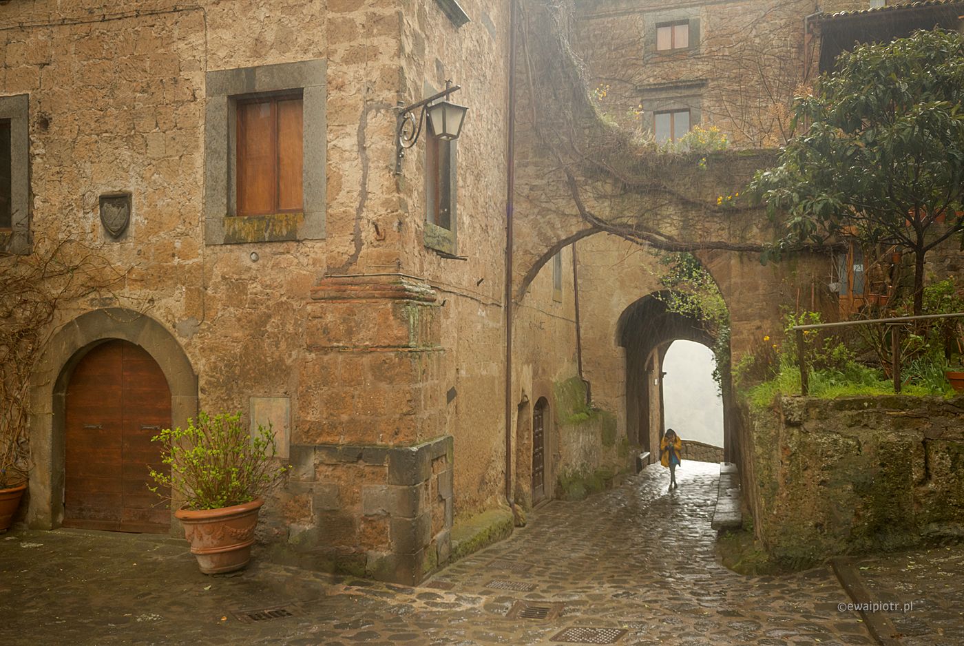 Civita di Bagnoregio w deszczu, Toskania