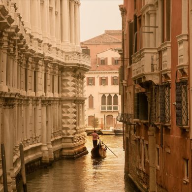 Gondolier. Pocztówka z Wenecji