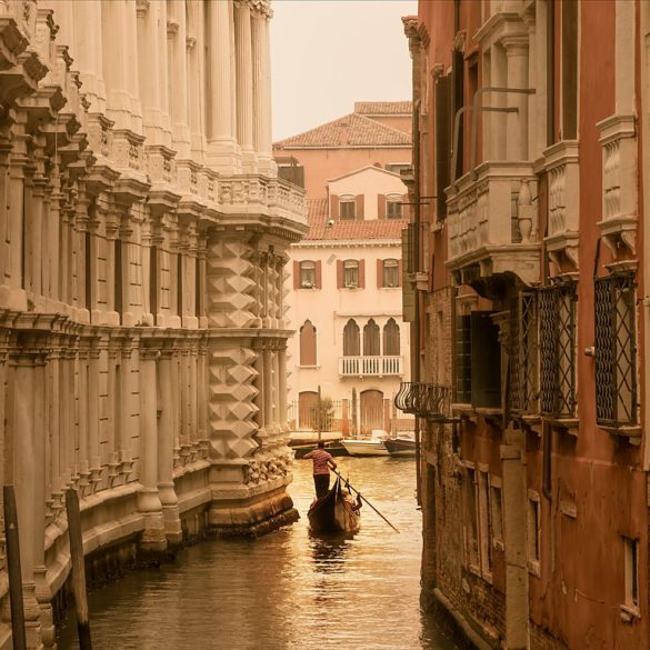 Gondolier. Pocztówka z Wenecji
