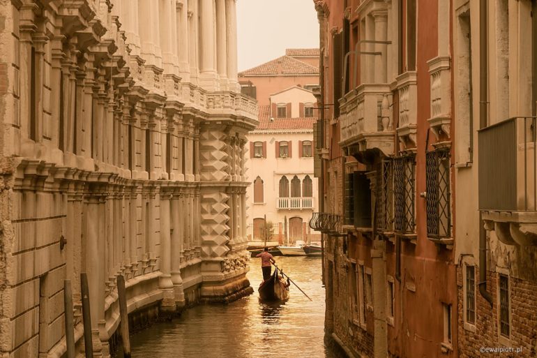 Gondolier. Pocztówka z Wenecji