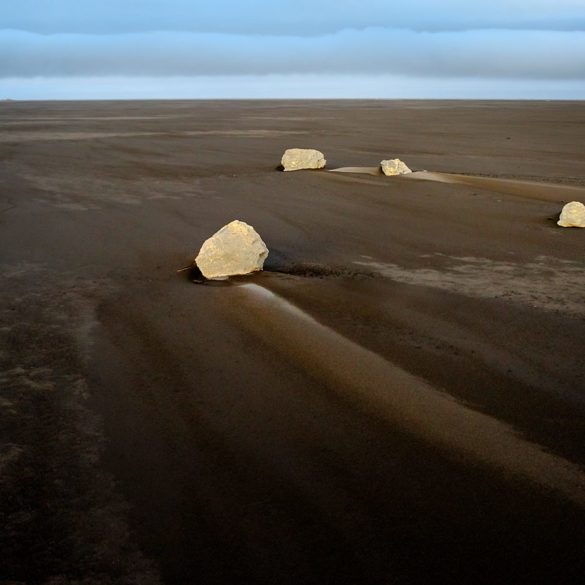 Niewędrujące kamienie na plaży Vestrahorn, Islandia, czarna plaża