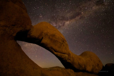 Łuk skalny pod Spitzkoppe, Namibia