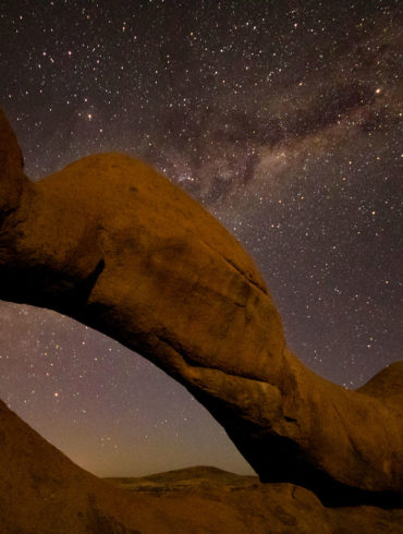 Łuk skalny pod Spitzkoppe, Namibia
