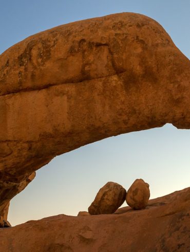 Skalny łuk niedaleko Spitzkoppe, Namibia