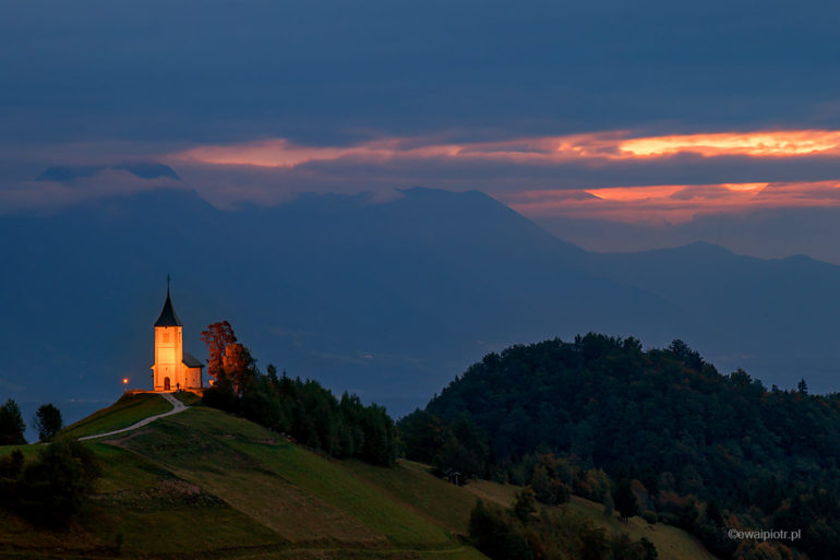Kościół w Jamniku o wschodzie, Słowenia, fotowyprawa