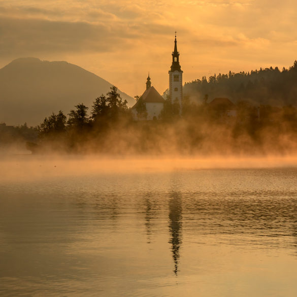 Kościół na jeziorze Bled, Słowenia, mgła, fotowyprawa