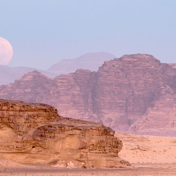 Zachód Księżyca na Wadi Rum, Jordania, fotowyprawa