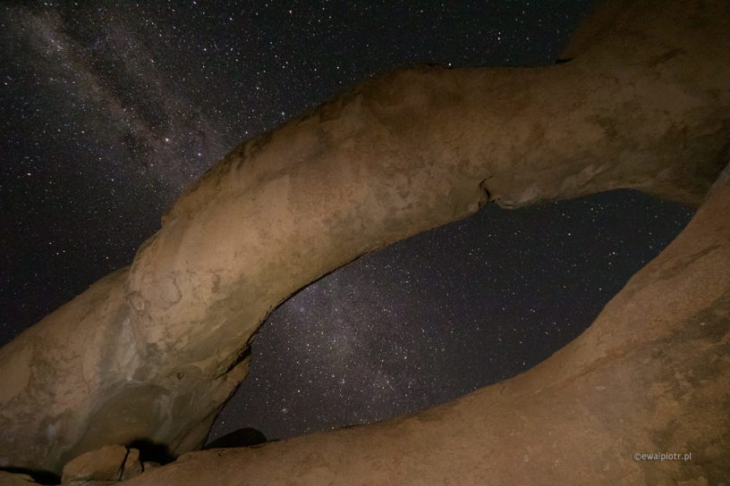 Malowanie światłem skalnego łuku, Namibia, Spitzkoppe, gwiazdy, nocne niebo