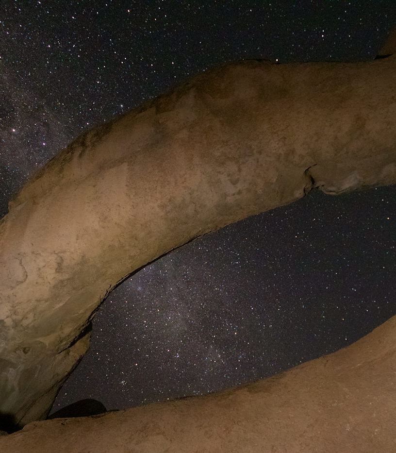 Malowanie światłem skalnego łuku, Namibia, Spitzkoppe, gwiazdy, nocne niebo