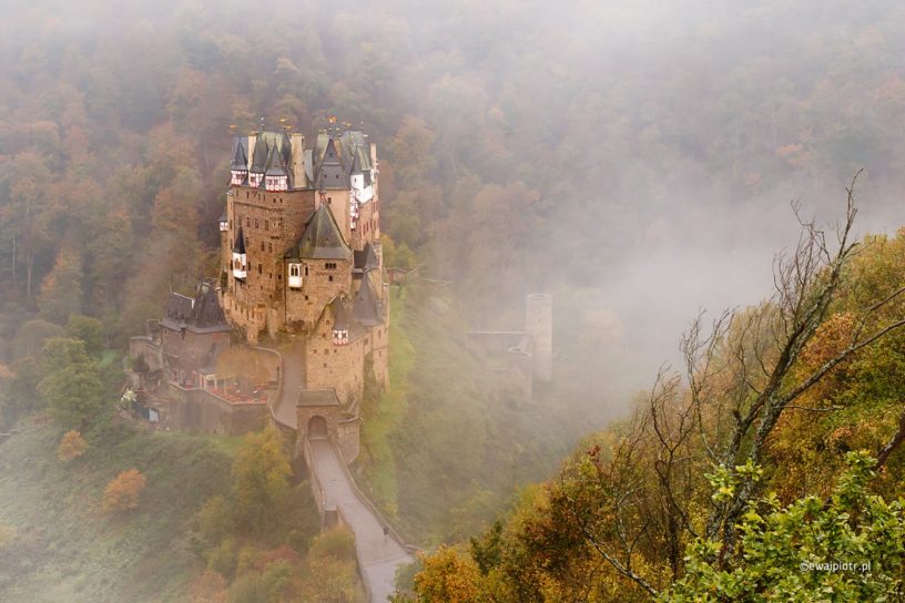 Zamek Eltz w jesiennej mgle