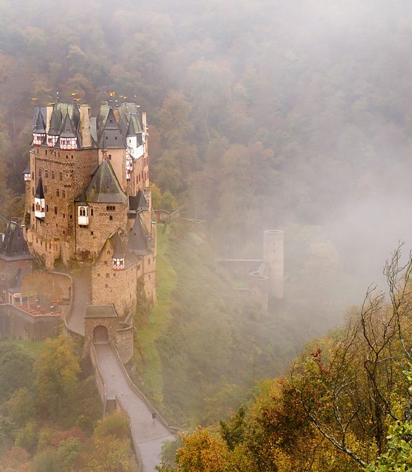 Zamek Eltz w jesiennej mgle