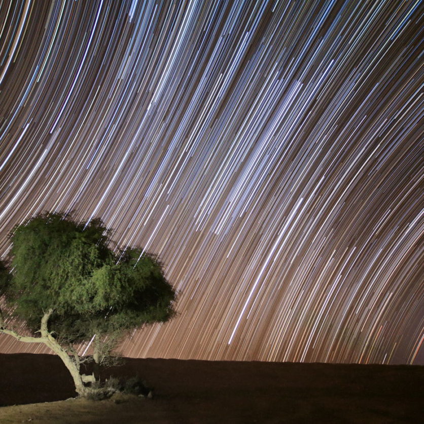 Gwiazdy nad pustynią w Omanie, malowanie światłem, gwiezdne smugi, startrails