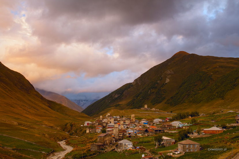 Wieczorne chmury nad Uszguli, Gruzja