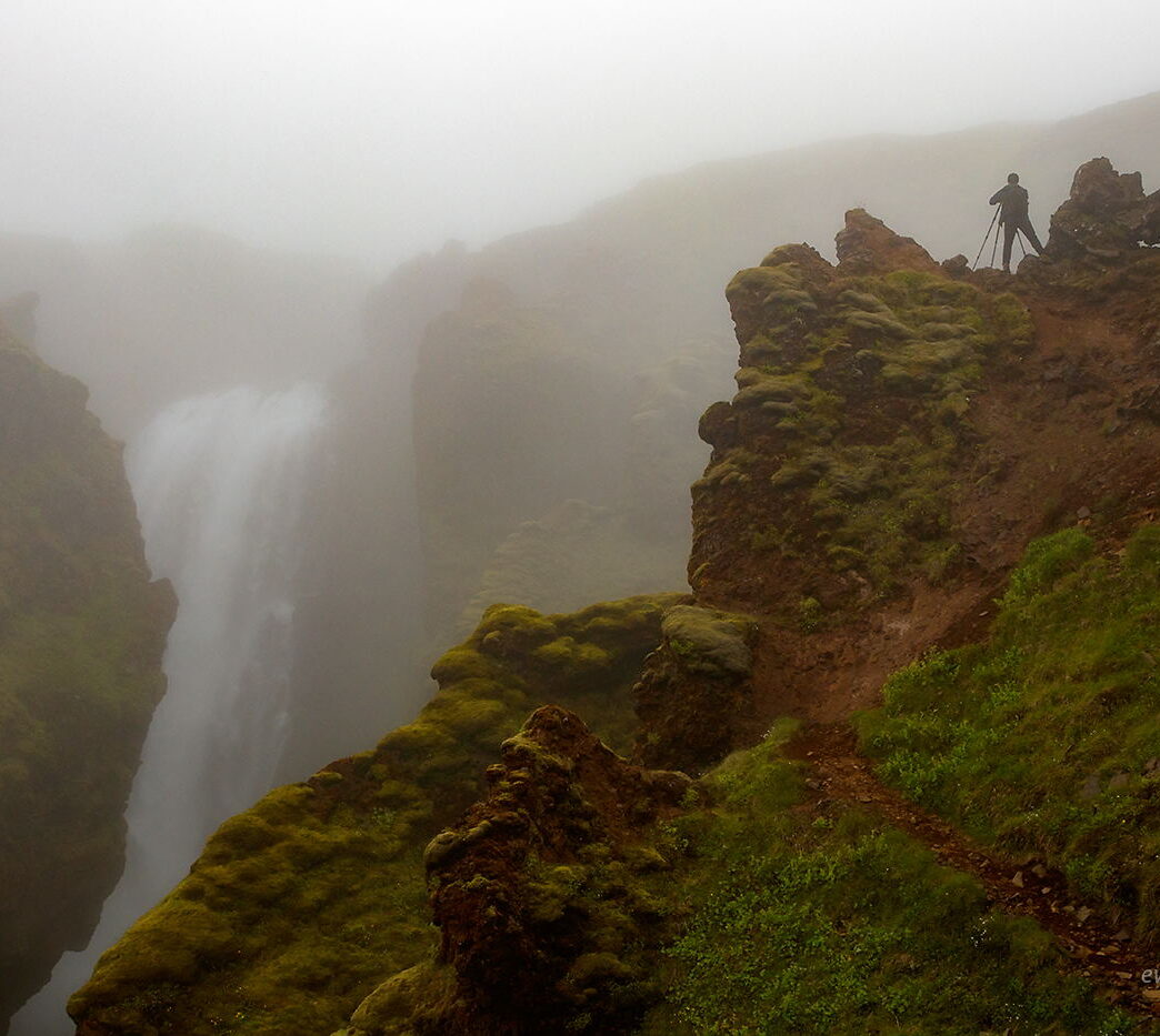 Człowiek nad wodospadem Skalabrekkufoss, Islandia