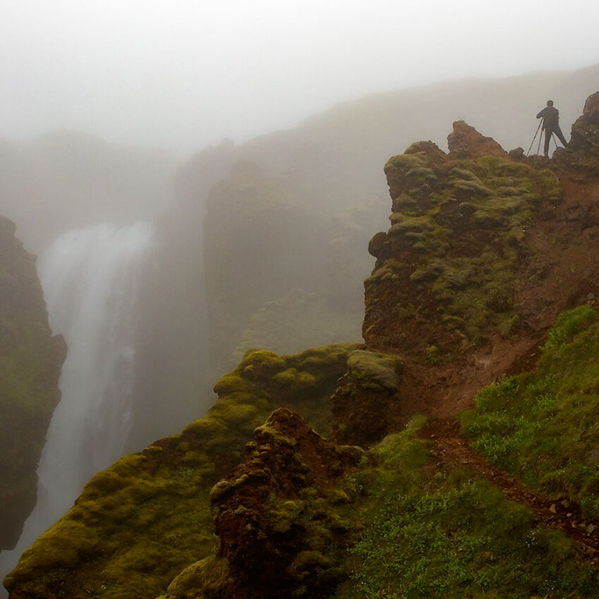 Człowiek nad wodospadem Skalabrekkufoss, Islandia