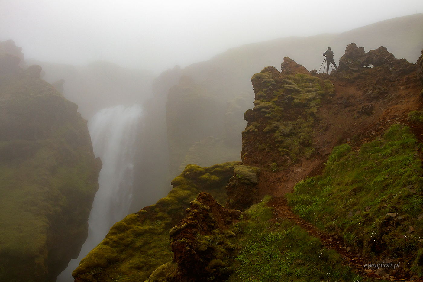 Człowiek nad wodospadem Skalabrekkufoss, Islandia