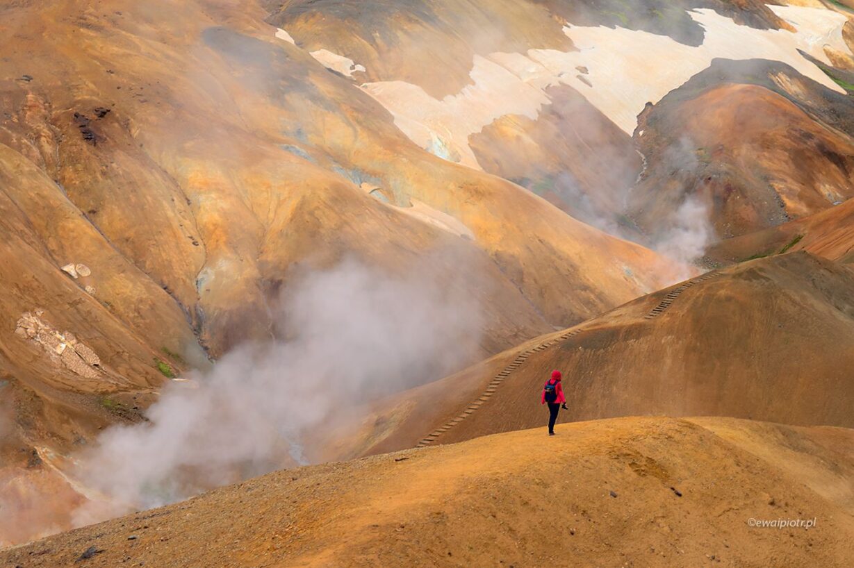 Dymy i pomarańczowe wzgórza Kerlingerfjoll, Islandia