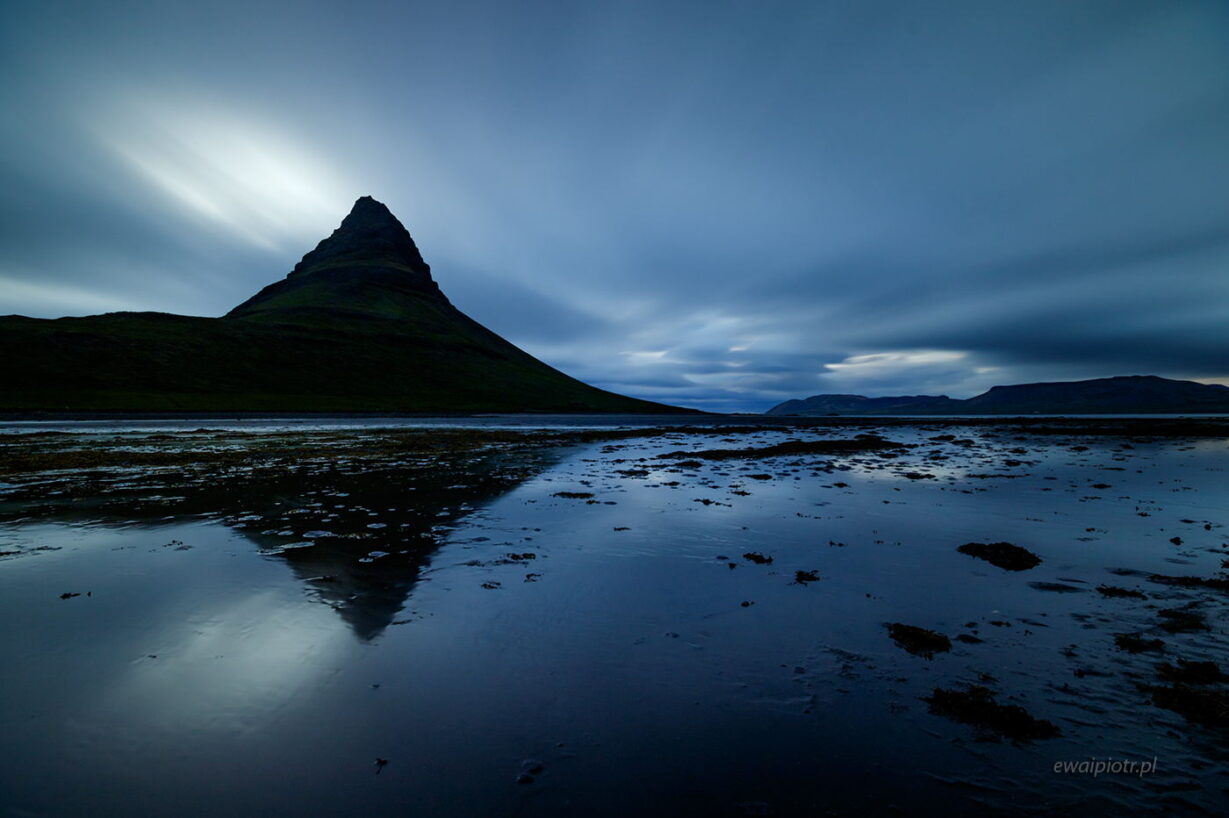 Kirkjufell i pędzące chmury, Islandia