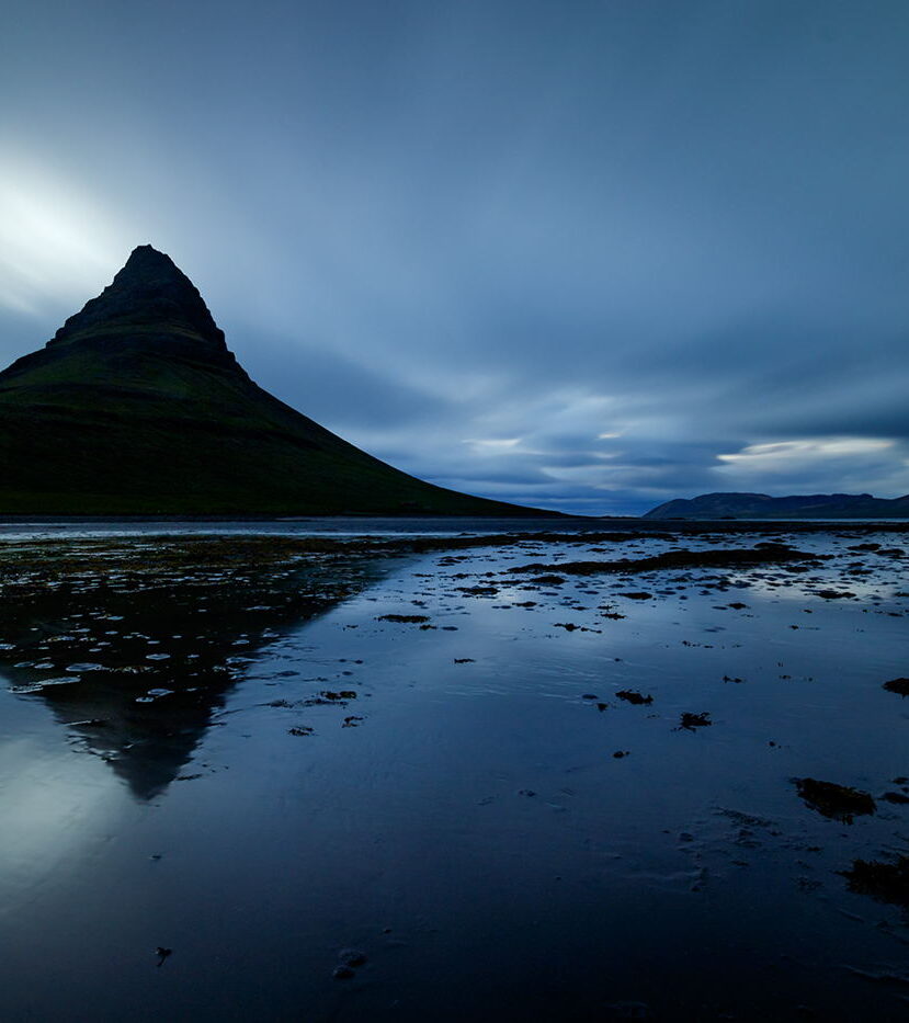 Kirkjufell i pędzące chmury, Islandia
