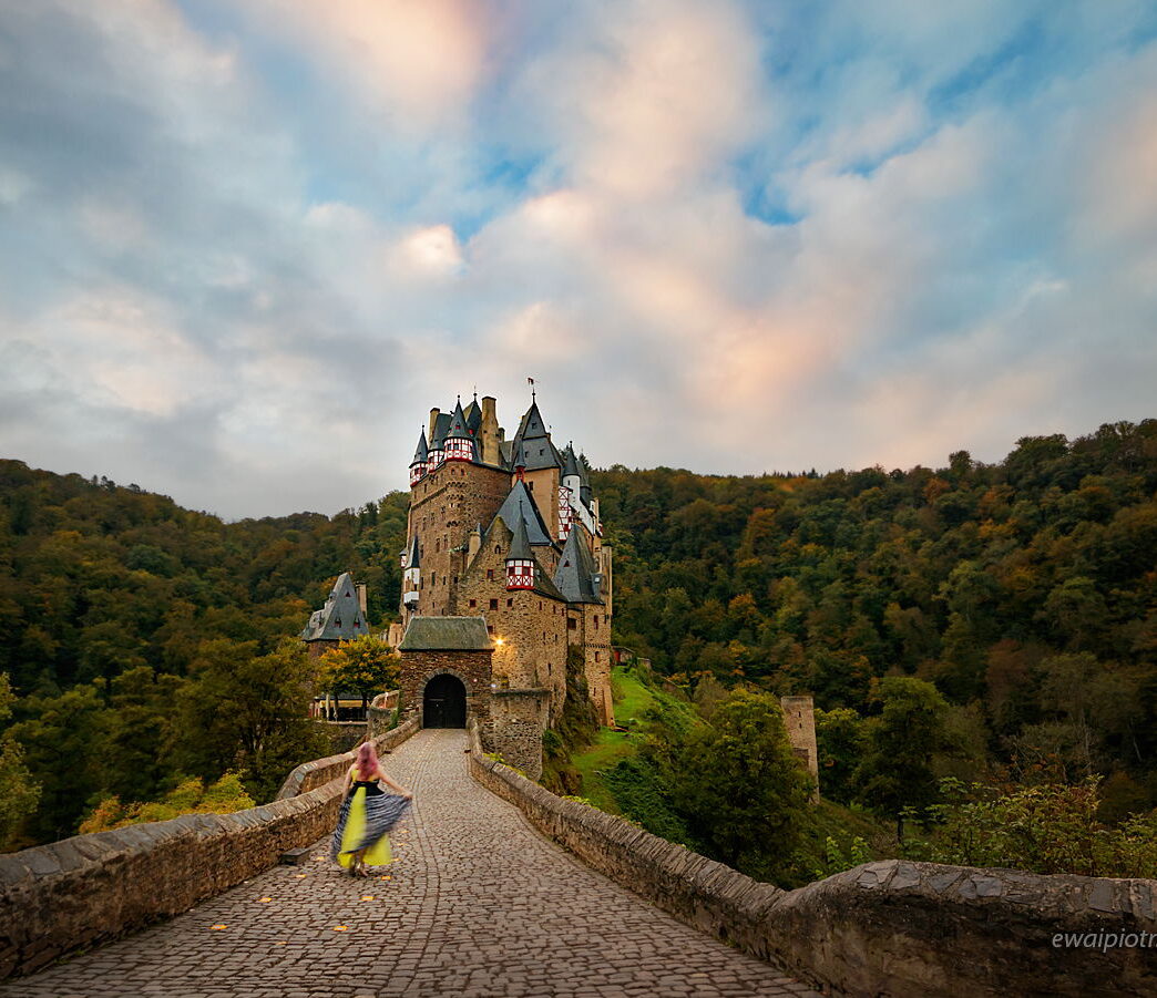 Wiedźma przed zamkiem Eltz, Złoto Renu, Mozela, zamek, taniec