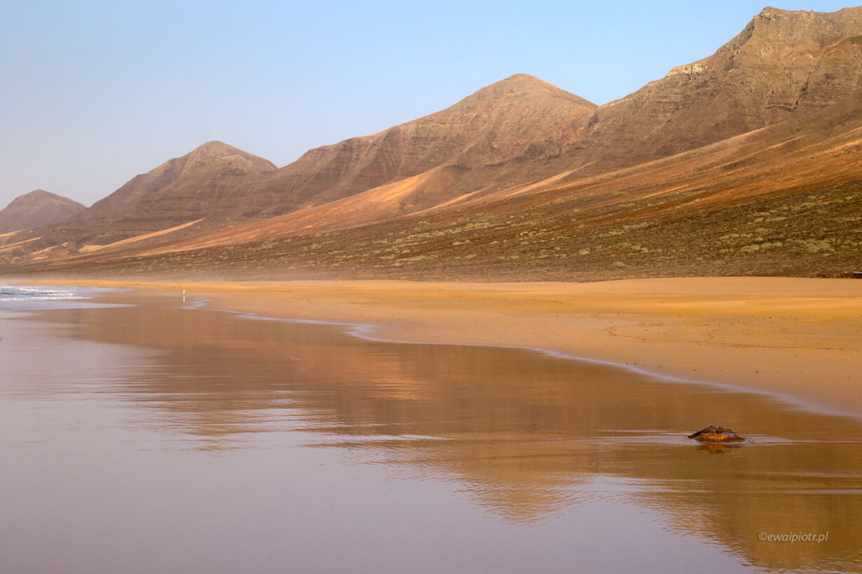 Plaża Cofete, Fuerteventura, Wyspy Kanaryjskie, odbicie gór w wodzie
