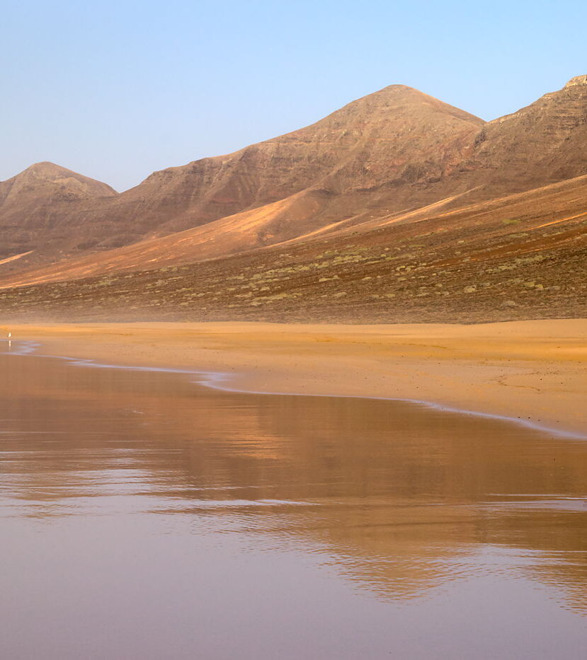 Plaża Cofete, Fuerteventura, Wyspy Kanaryjskie, odbicie gór w wodzie