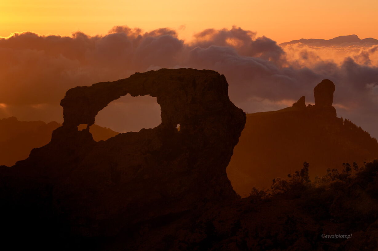 Roque Nublo przez skalny łuk, Gran Canaria, Wyspy Kanaryjskie