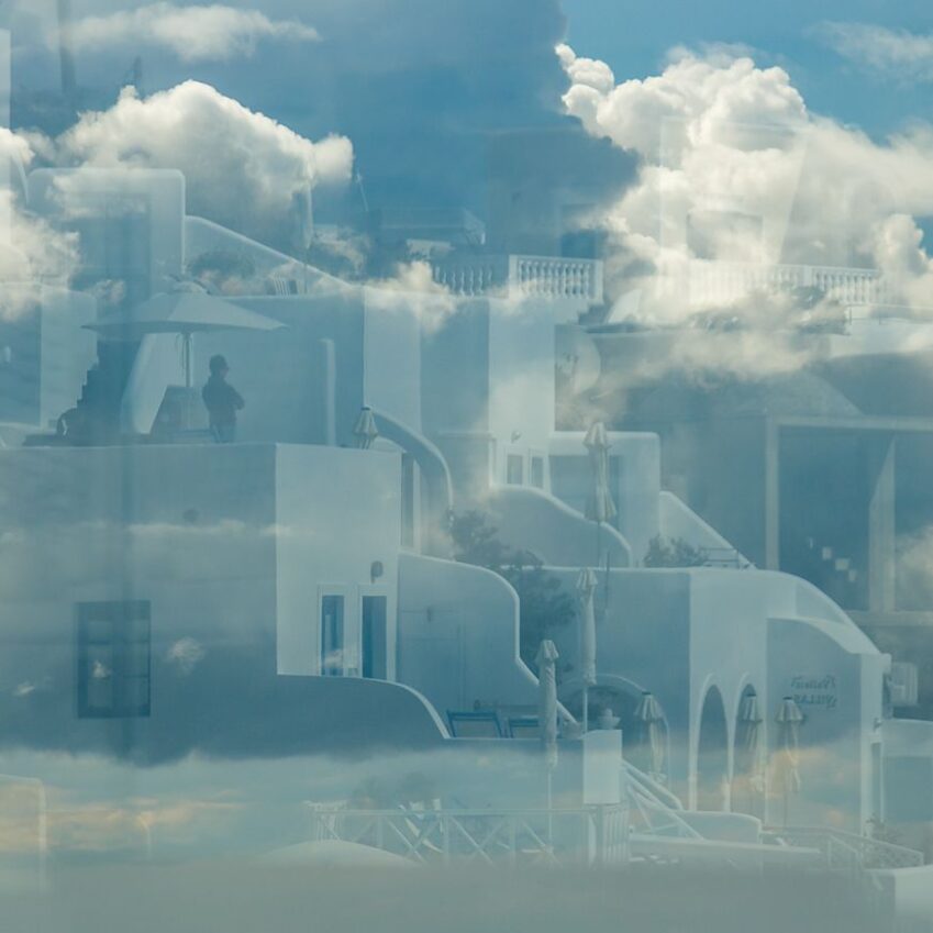 Santorini na niebie