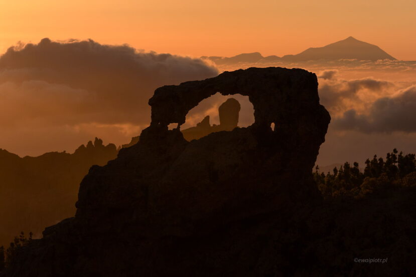 Roque Nublo przez łuk skalny, Gran Canaria, Wyspy Kanaryjskie, perspektywa w fotografii