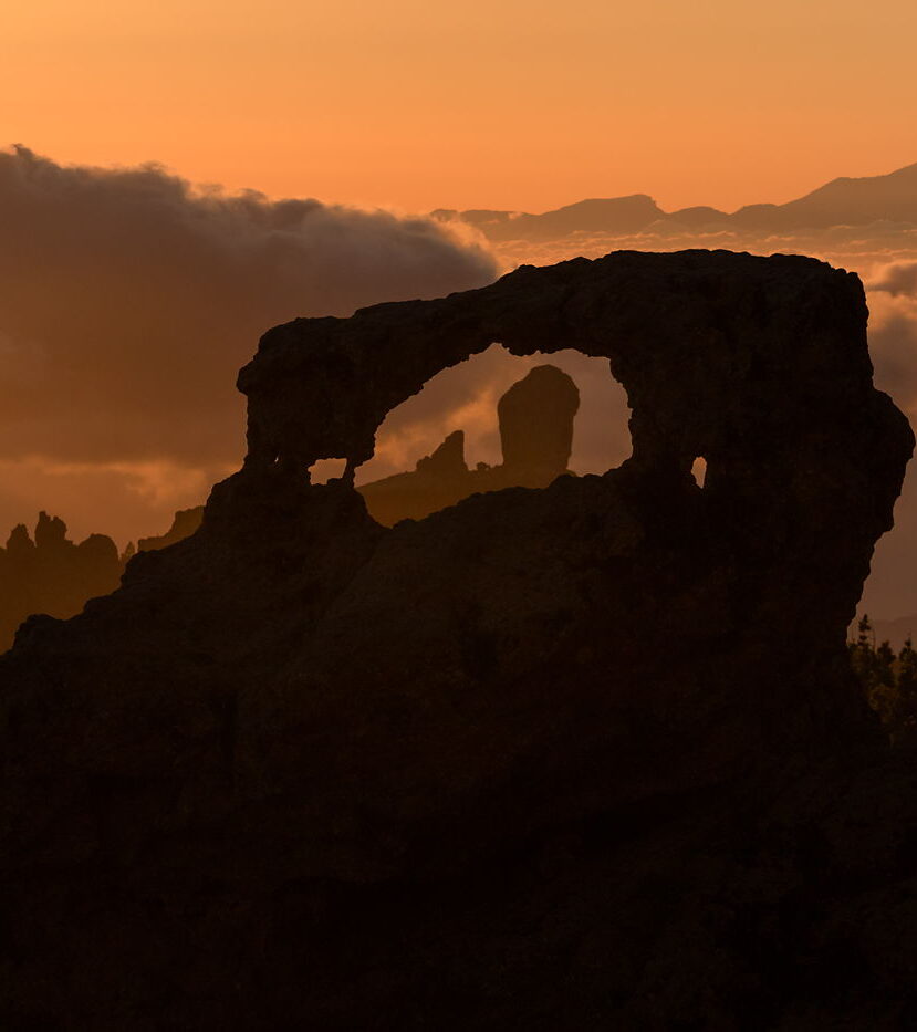Roque Nublo przez łuk skalny, Gran Canaria, Wyspy Kanaryjskie, perspektywa w fotografii