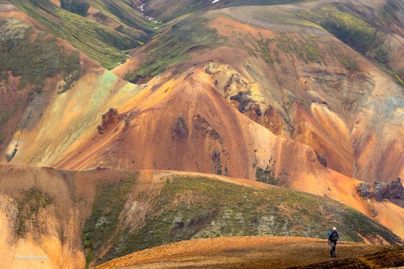 Kolorowe wzgórza Landmannalaugar, Islandia, szczepienia a kwaratanna przy wjeździe