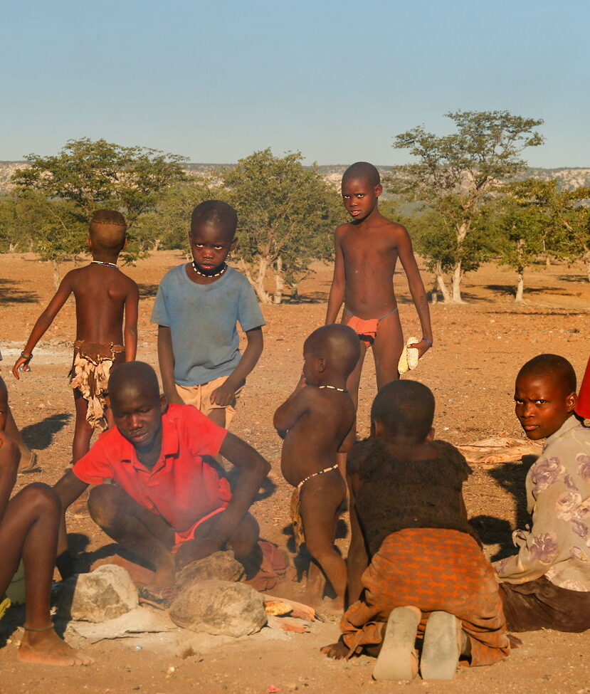 Młodzież Himba, styl zachodni. Namibia