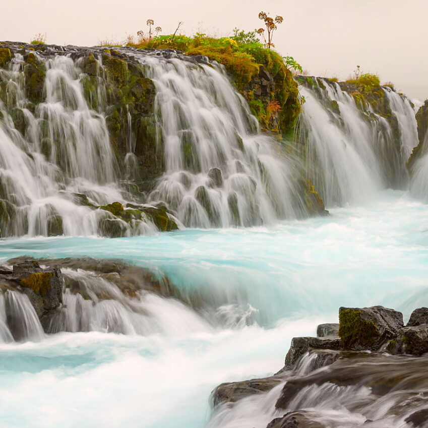 Wodospad Bruarfoss w deszczu, Islandia