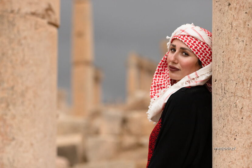 Amina w ruinach Dżerasz, Jordania, portret kobiecy