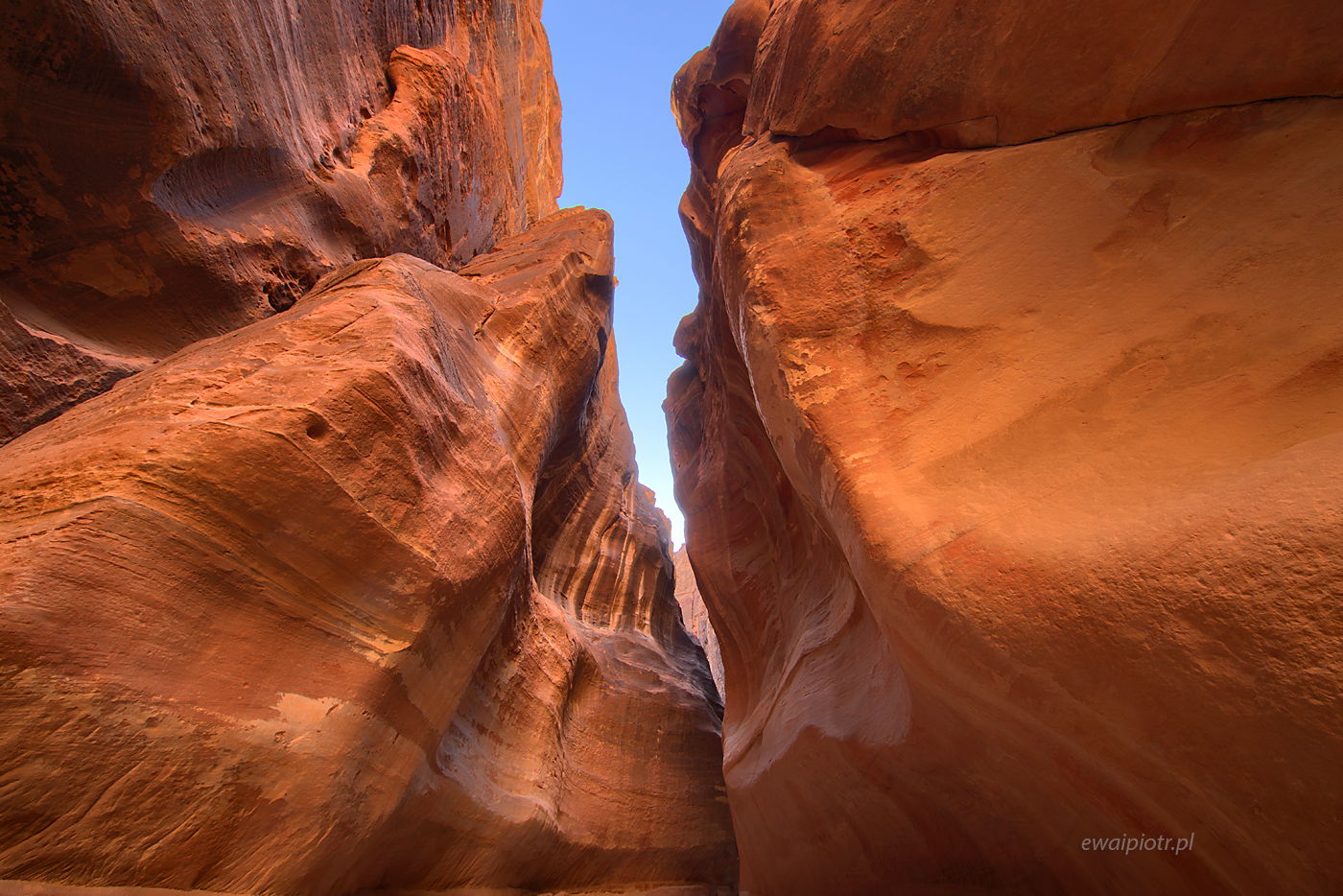 Niebo nad wąwozem Siq, Petra, Jordania