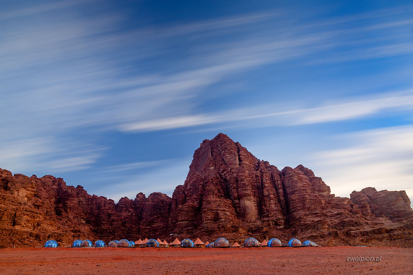 Aicha Memory Luxury Camp o zachodzie, Wadi Rum, Jordania, długa ekspozycja