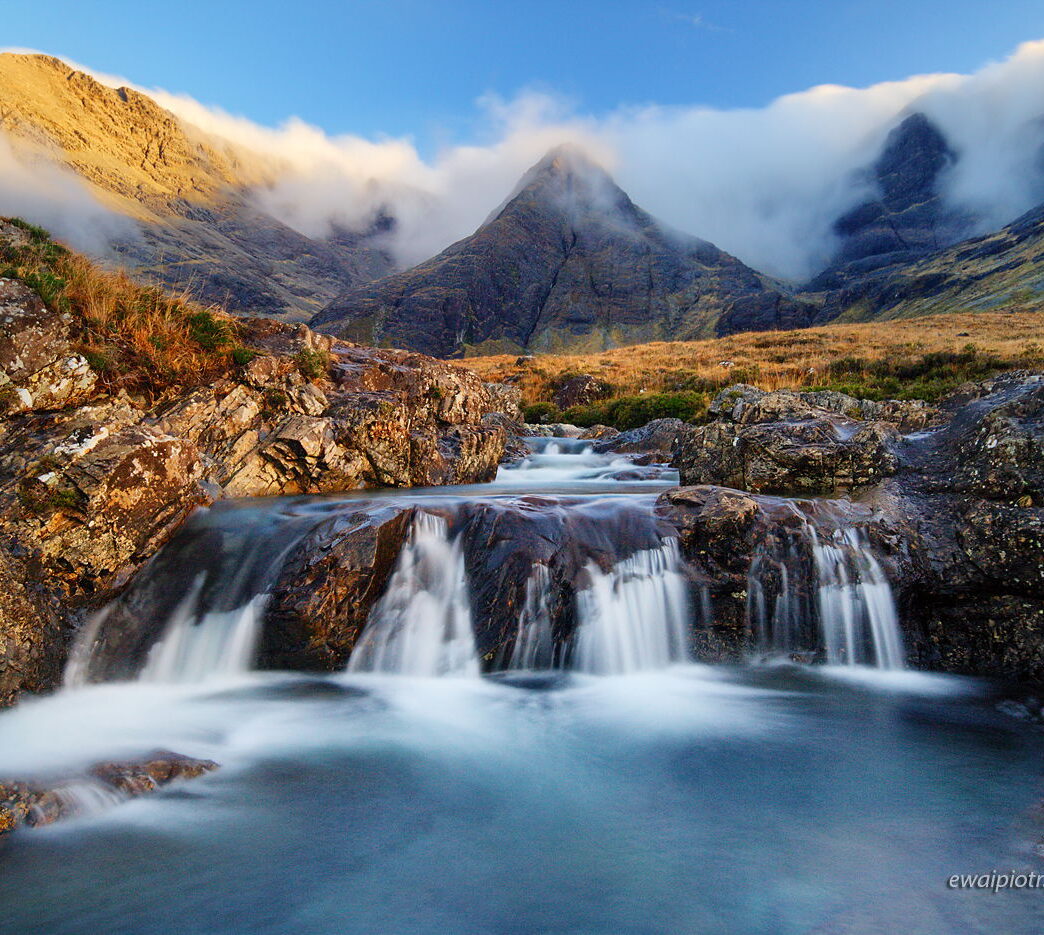 Kaskady Fairy Pools, Skye, Szkocja, fotowyprawa, mały wodospad i góry