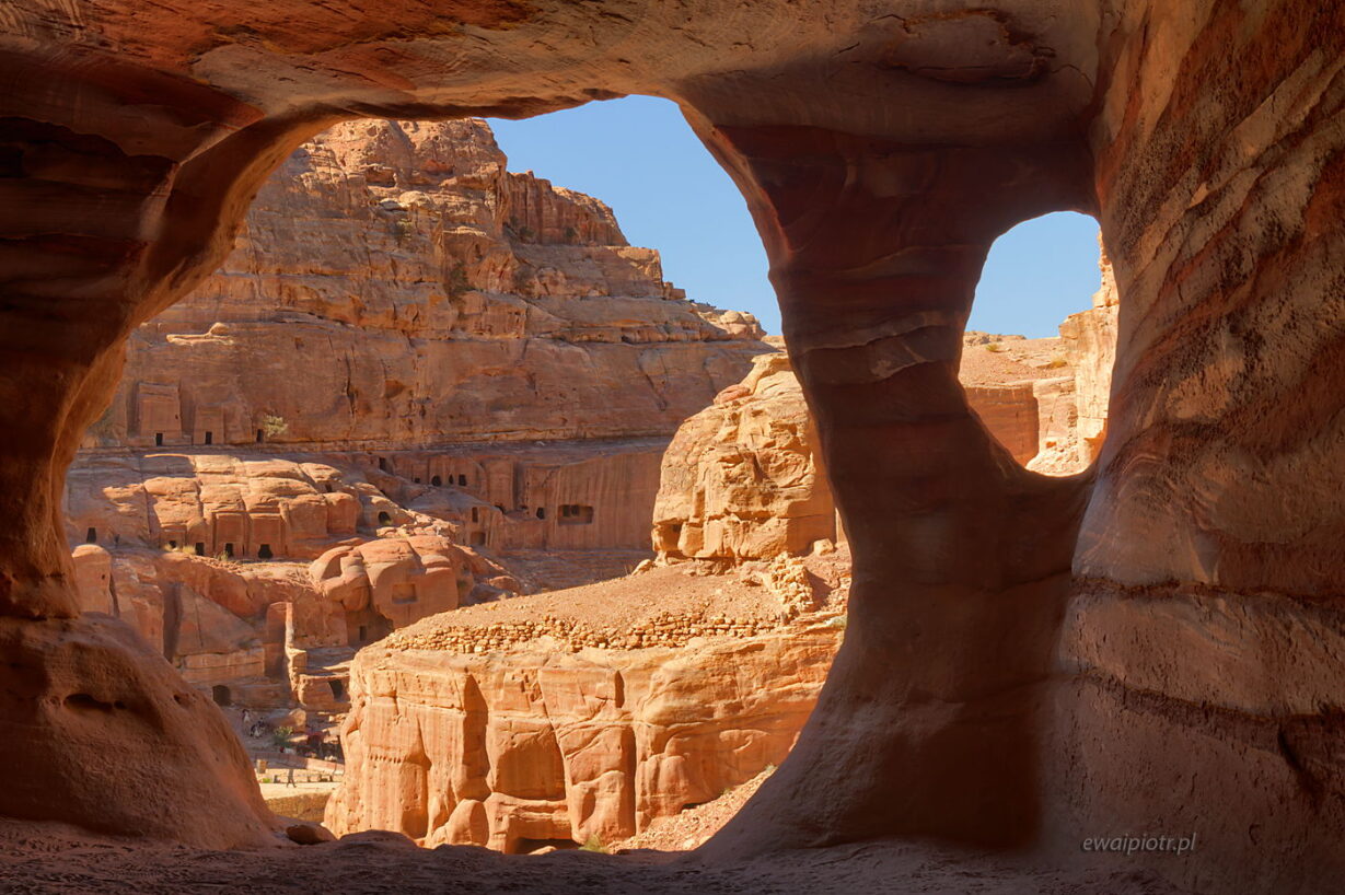 Petra z jaskini, Jordania, widok z jaskini