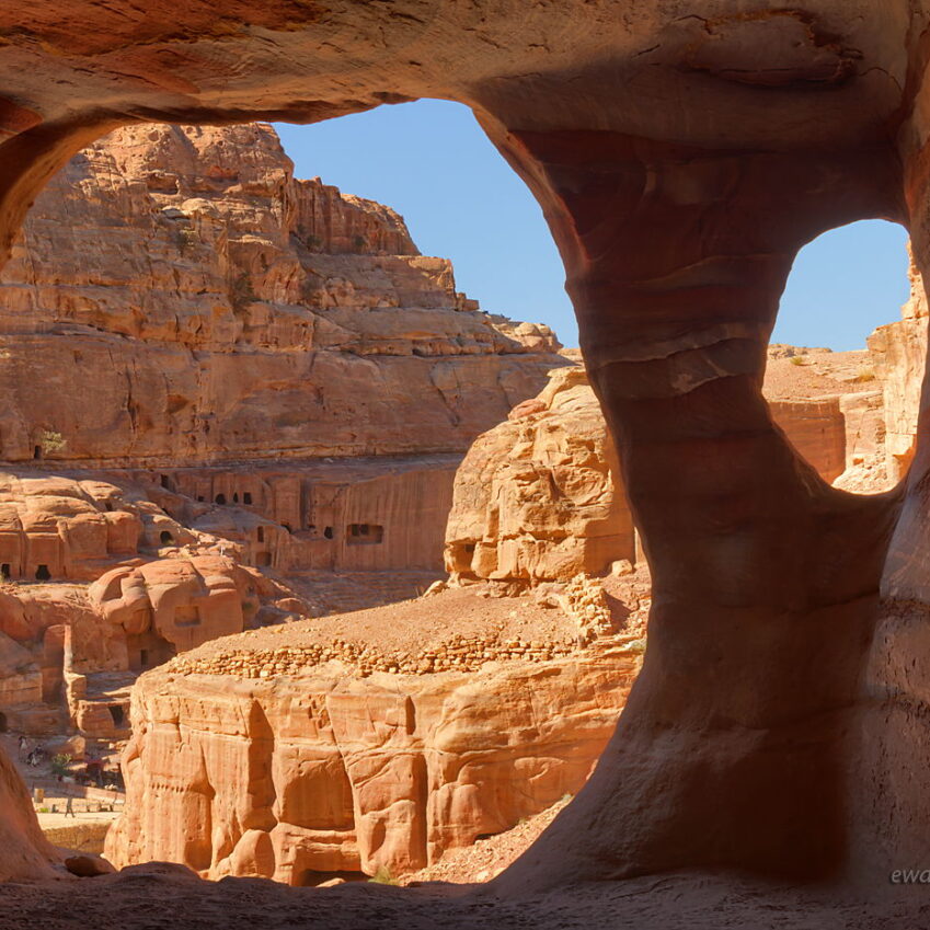 Petra z jaskini, Jordania, widok z jaskini