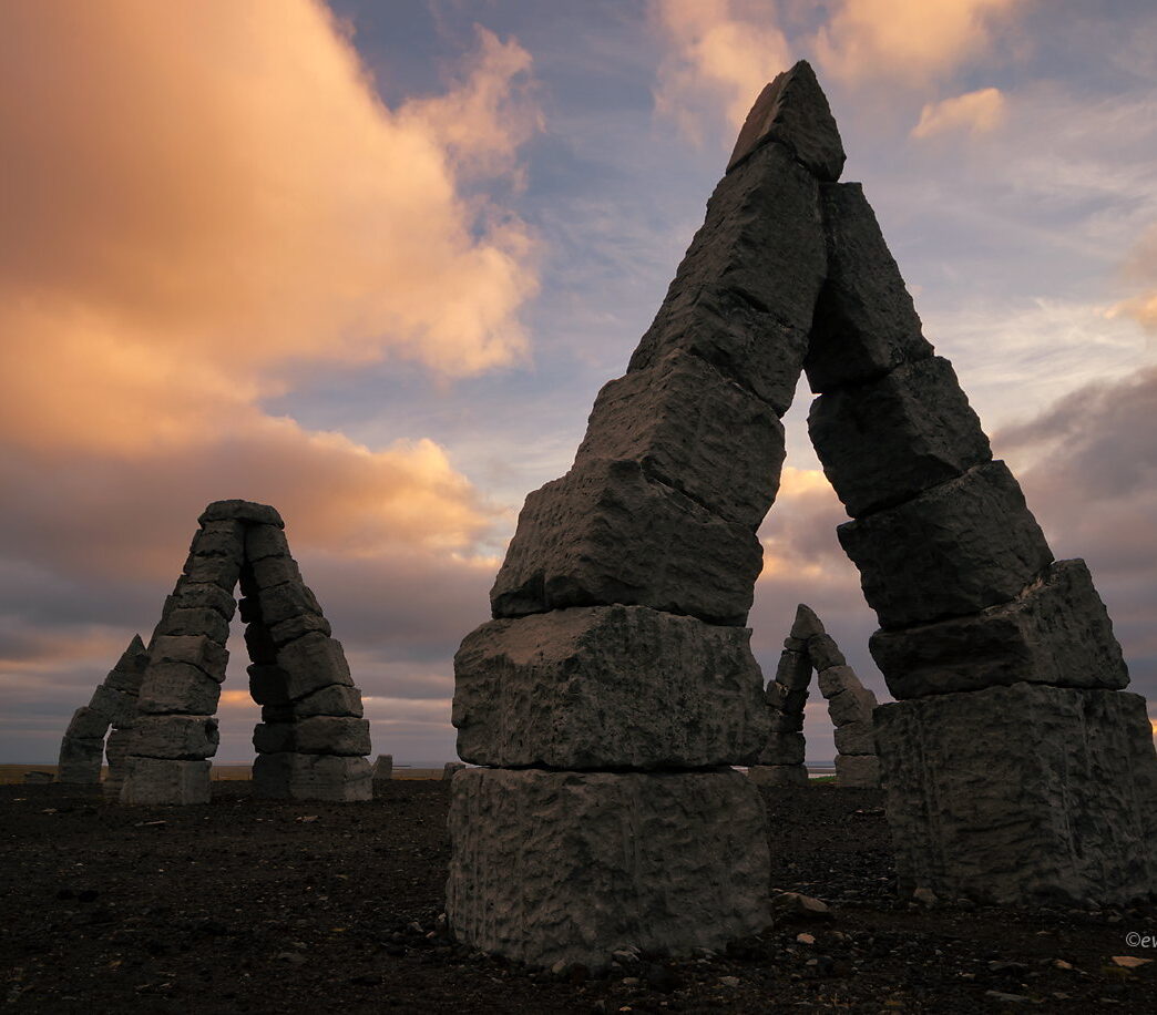 Arctic Henge, Islandia, menhiry o wschodzie słońca, fotowyprawa