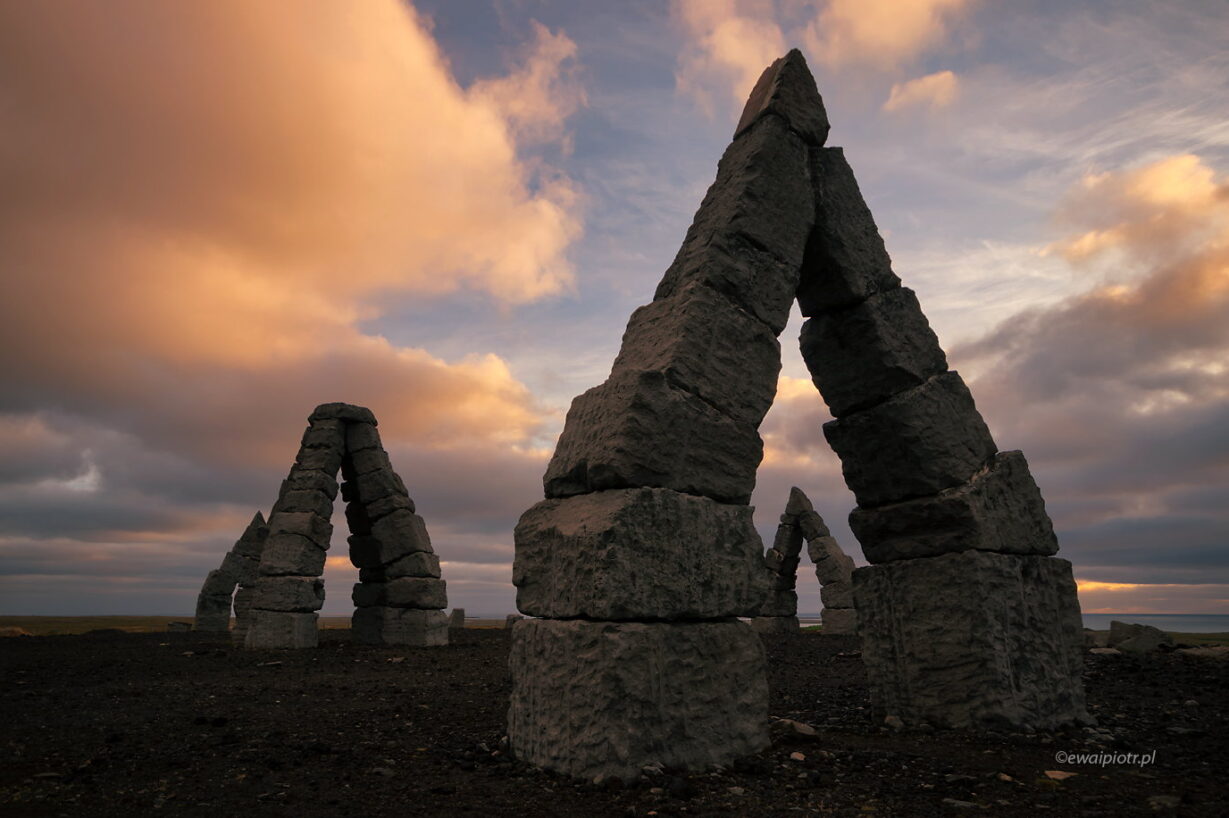 Arctic Henge, Islandia, menhiry o wschodzie słońca, fotowyprawa