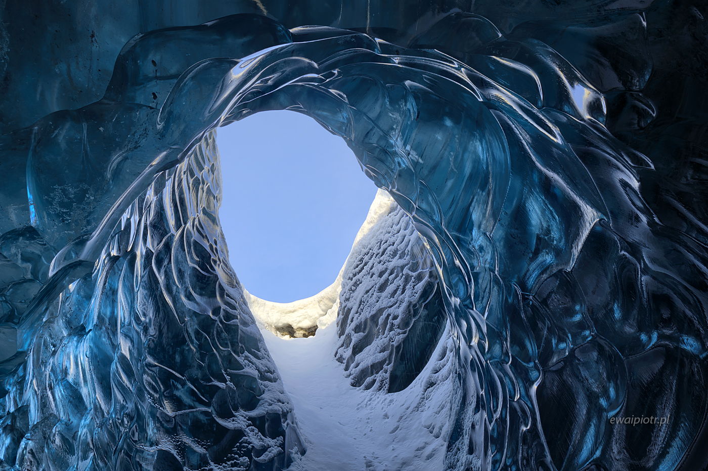 W lodowej jaskini, Islandia