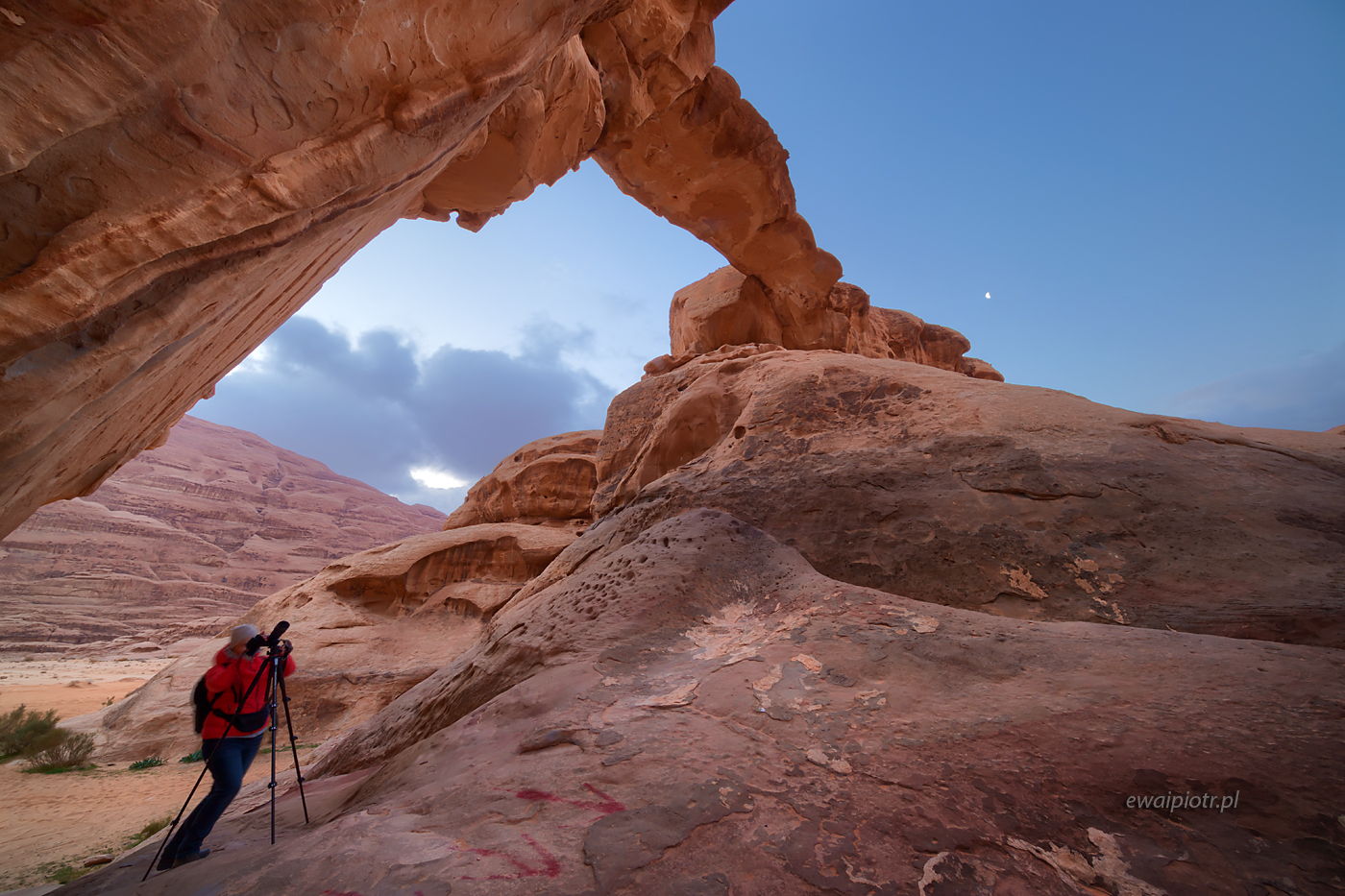 Łuk skalny na pustyni Wadi Rum, Jordania, fotograf, warsztaty fotograficzne