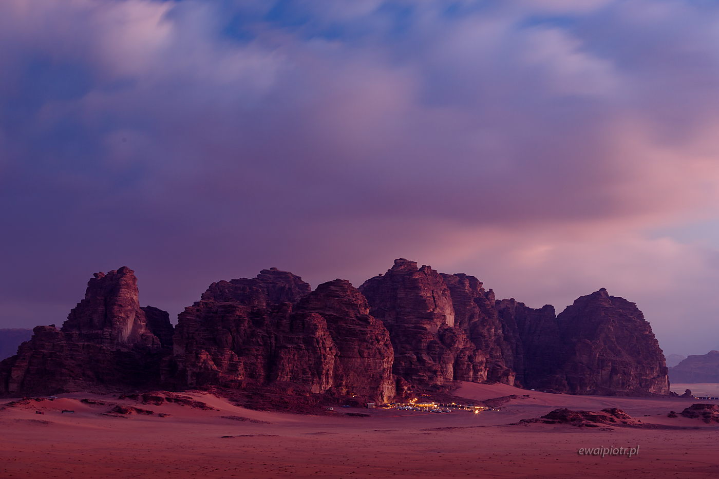 Obóz pod górą, pustynia Wadi Rum, Jordania, warsztaty fotograficzne, wschód słońca