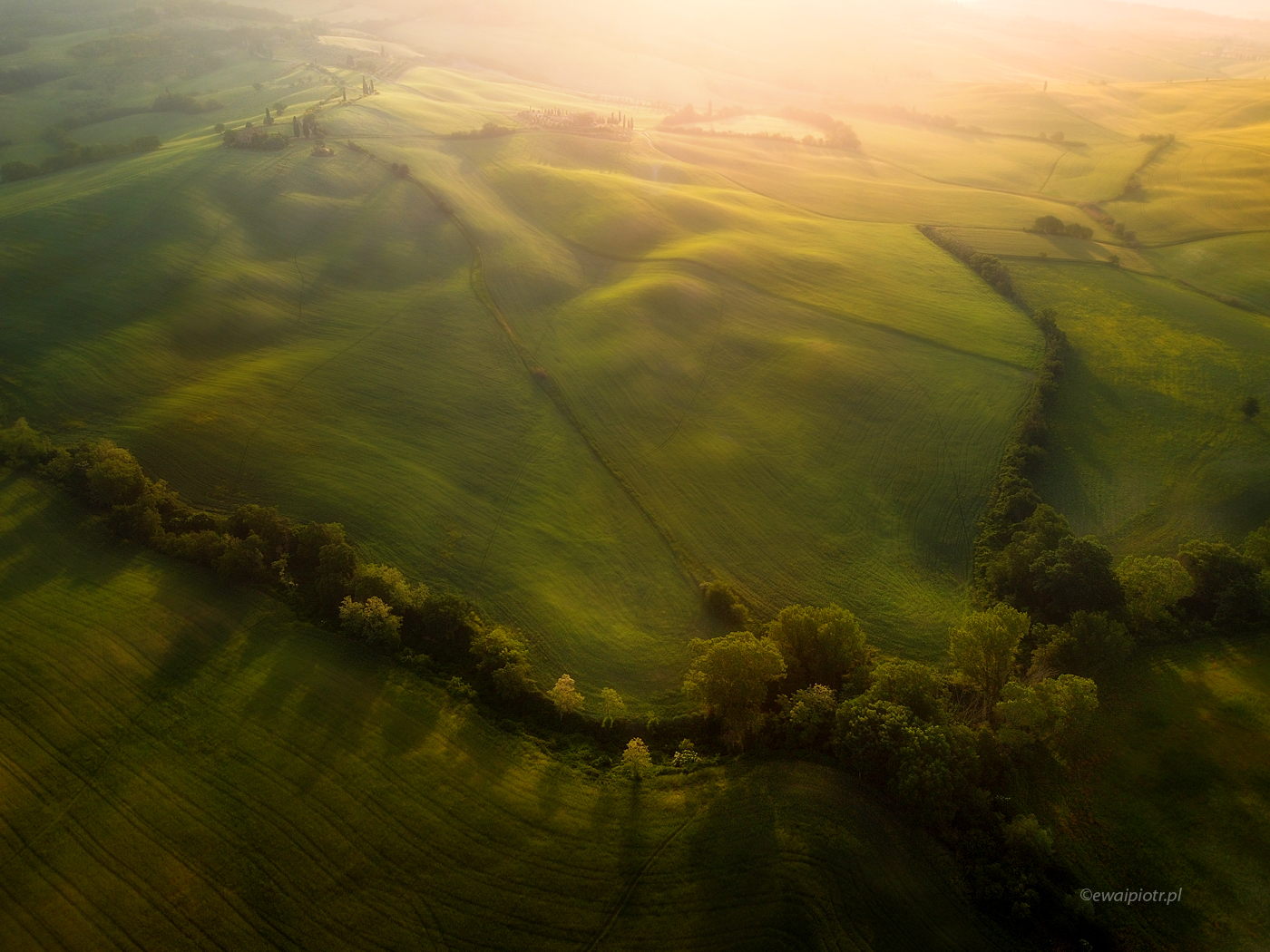 Zielone pola Val d'Orcia, Toskania, z drona, DJI Mini, fotowyprawa