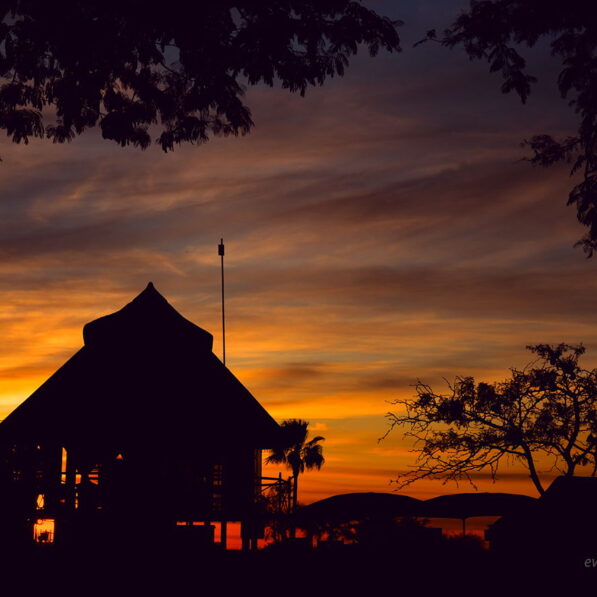 Zachód słońca nad Lapa Lange Game Lodge, Namibia, fotowyprawa