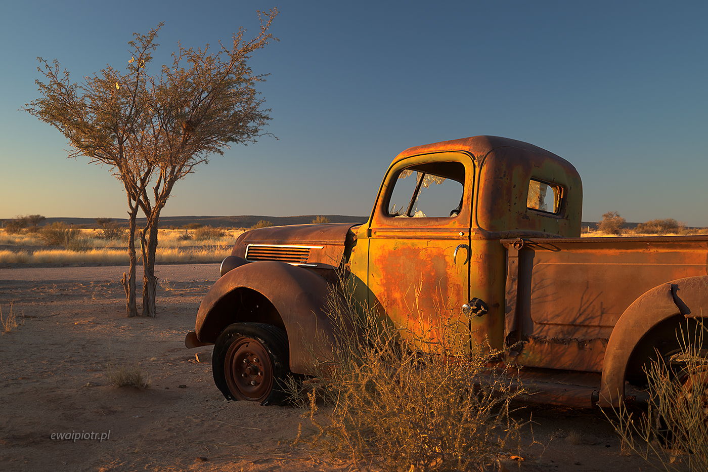 Koniec jazdy, Namibia, rdziewiejąca półciężarówka, pustynia
