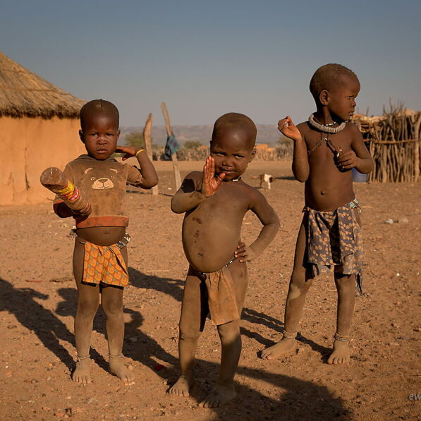 Trzy maluchy, Himba, Namibia