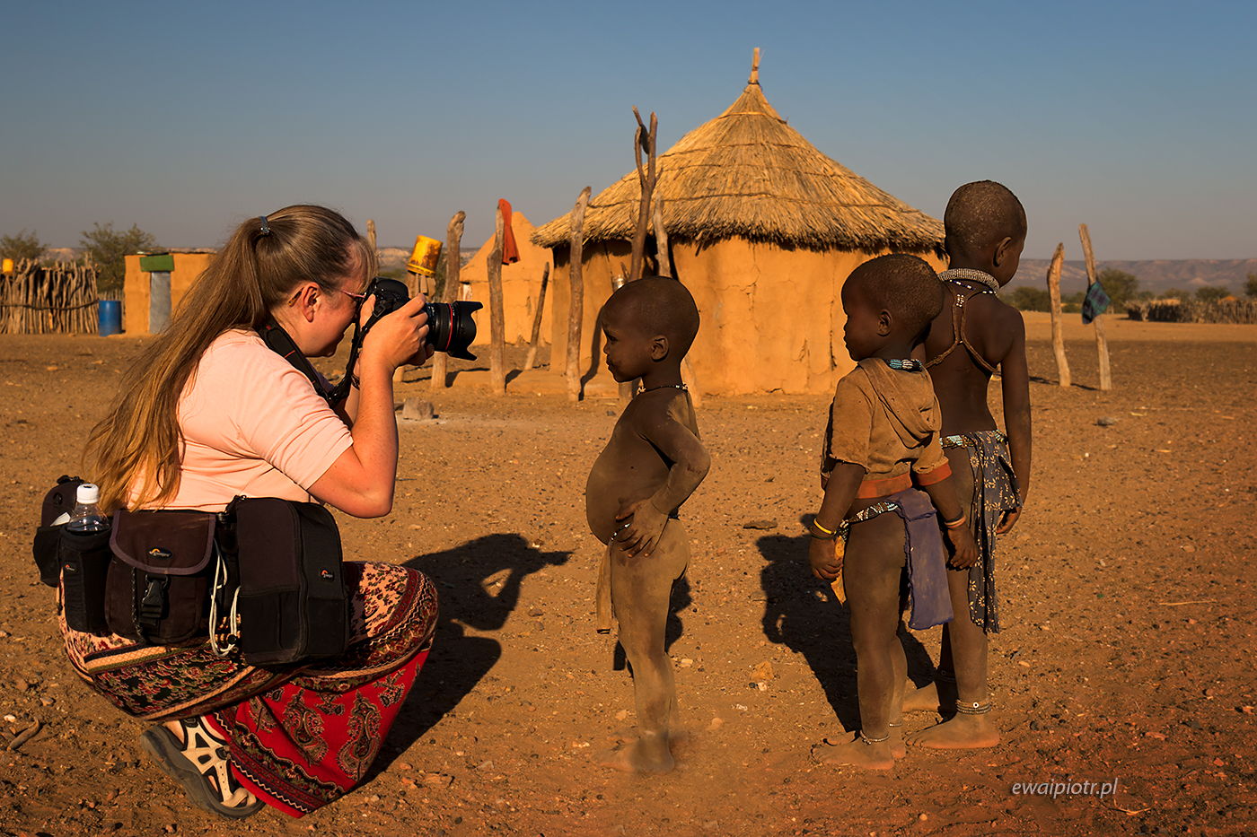 Fotografowanie dzieci z rodziny Himba, Namibia